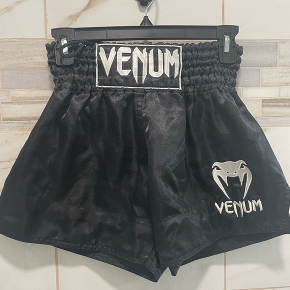 MMA fight boxing shows Venum Classic Muay Thai Short - Black/White mens size M - Picture 3 of 8